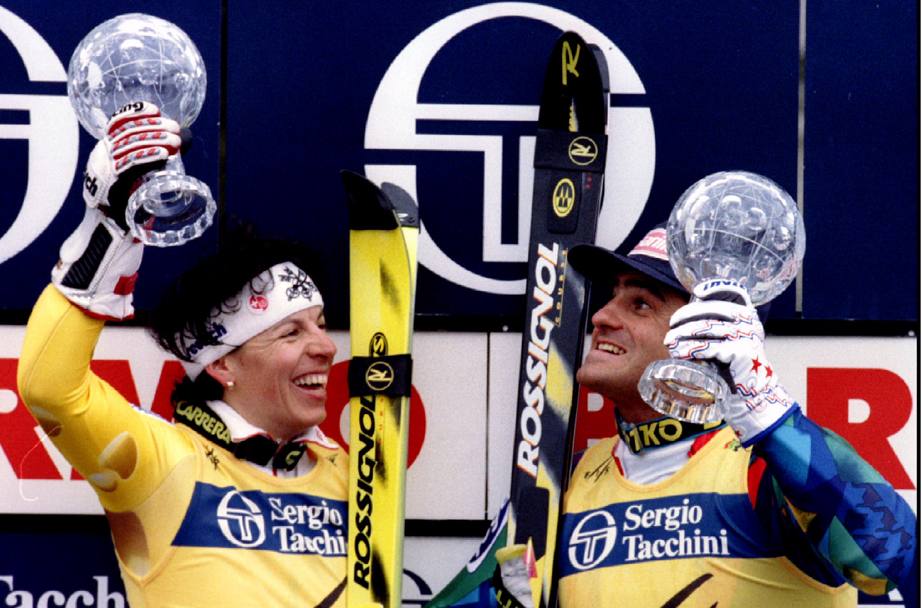 Bormio, 18 marzo 1995. Sul podio i vincitori della Coppa del mondo:  Alberto Tomba e  Vreni Schneider (Reuters)